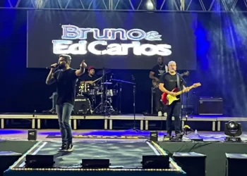 Sonho de Natal 2025 prosseguiu nesta sexta (2) com show animado de Bruno & Ed Carlos no Palco Hebe Camargo